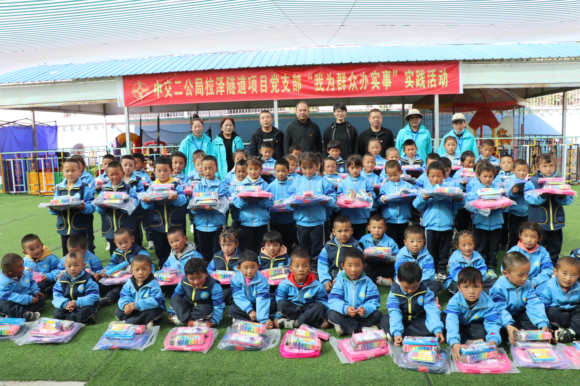 與孩子們合影 (2).JPG