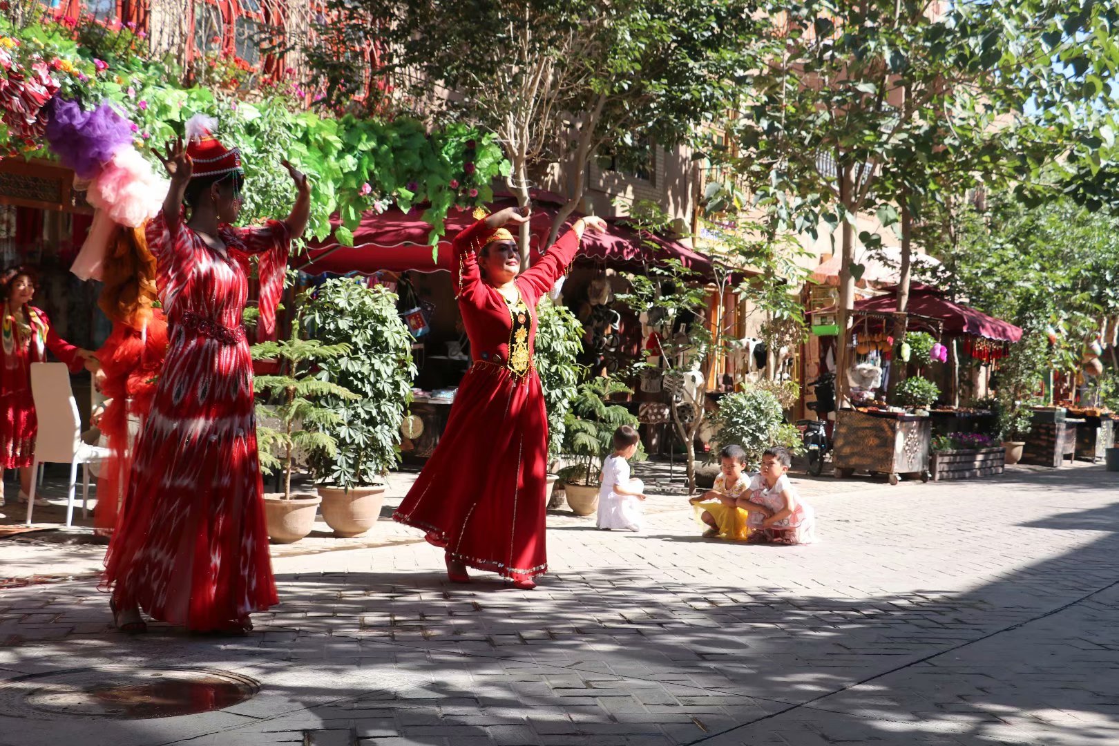 配圖1 中交二公局四公司-2019年-喀什古城-起舞者.jpg