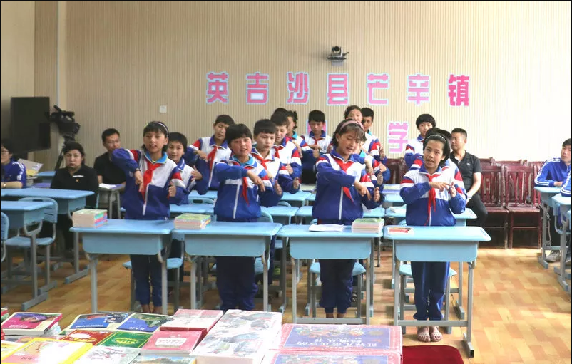 配圖3 四公司圖書捐贈活動2.png