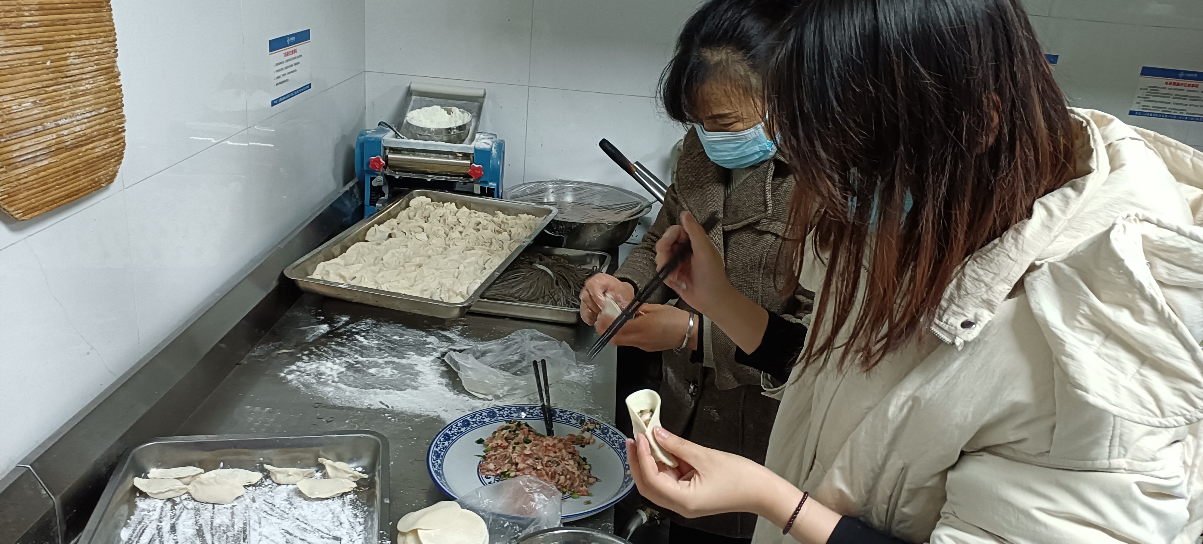 包餃子2.jpg 包餃子2.jpg